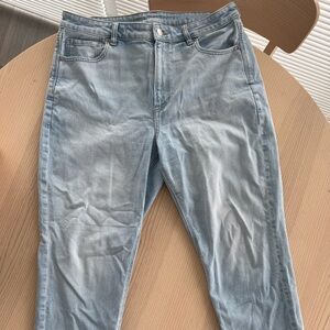 American Eagle Outfitters Light Wash Strigid Mom Jean size 14 Short